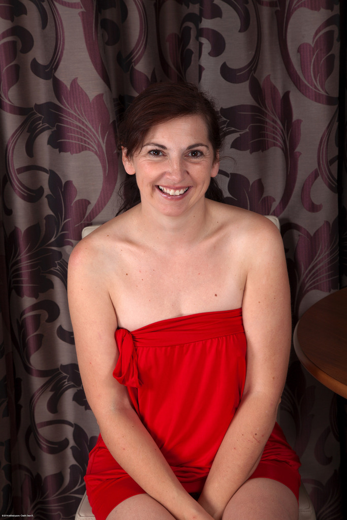 امرأة ناضجة تخلع فستان أحمر وملابس داخلية لتفاخر فرجها المشعر