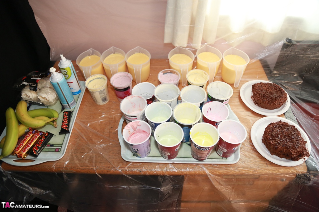 Amateur Lesbian Zander Lee And Friend Body Paint Fun