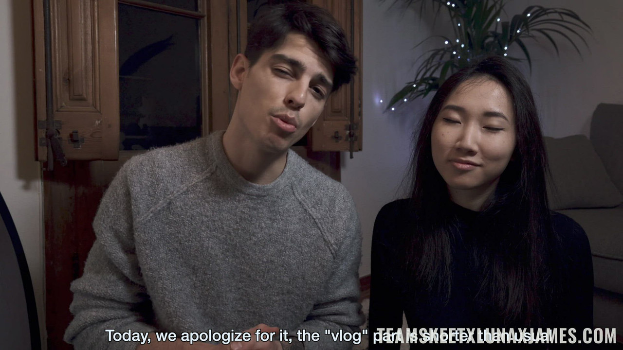 النجمة الآسيوية للإباحية لونا إكس تركع تمتص القضيب ثم تأخذه من الخلف