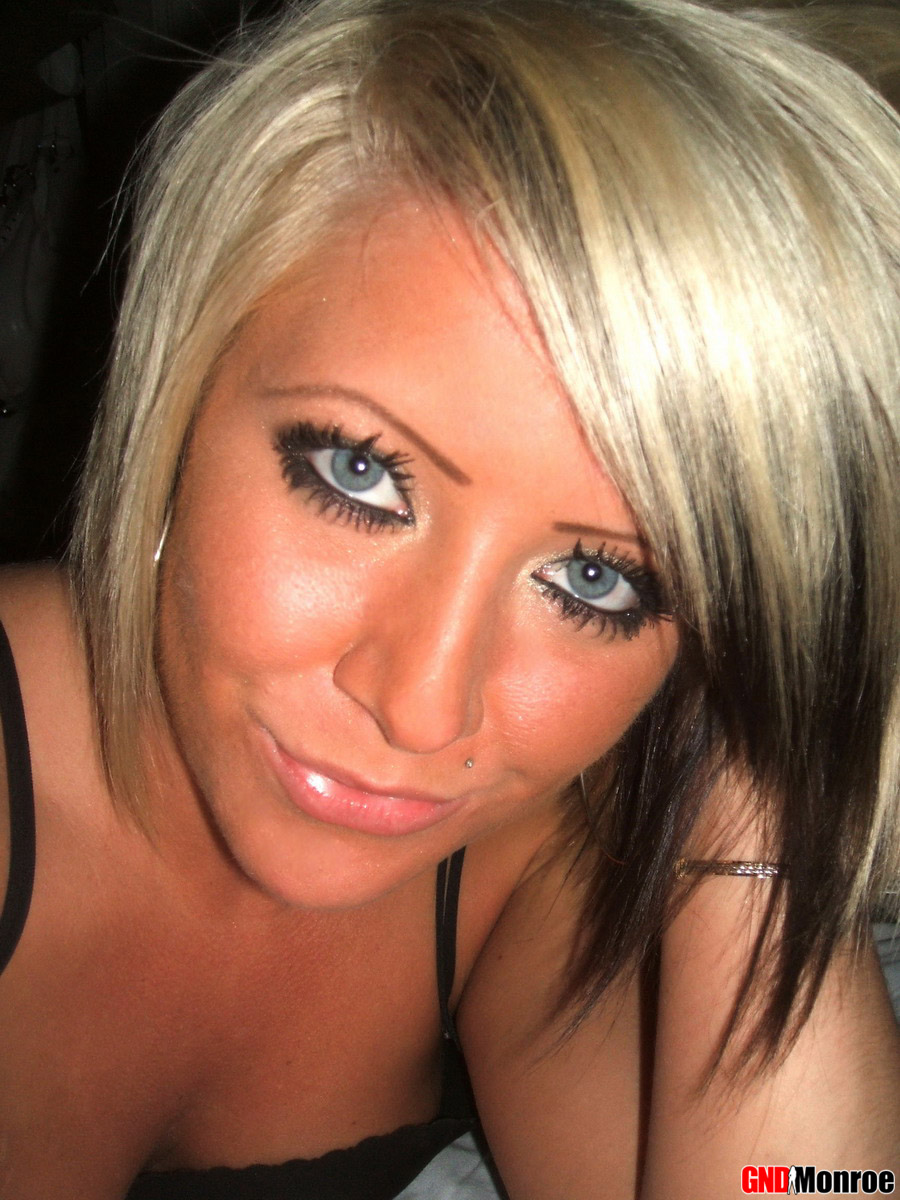 सुनहरे बालों वाली आँखों वाली लड़की अपने नंगे शरीर को चॉकलेट सॉस से ढकती है