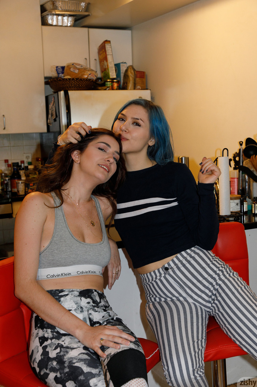 Amatrice Bombe Skye Blue Et Adorable Amie Se Déshabillent Et Posent