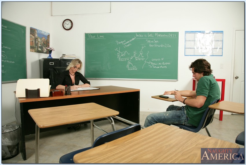 चश्मे वाली मिल्फ़ टीचर ब्रिटनी लेन कठिन लंड हासिल करती है और फेशियल लेती है