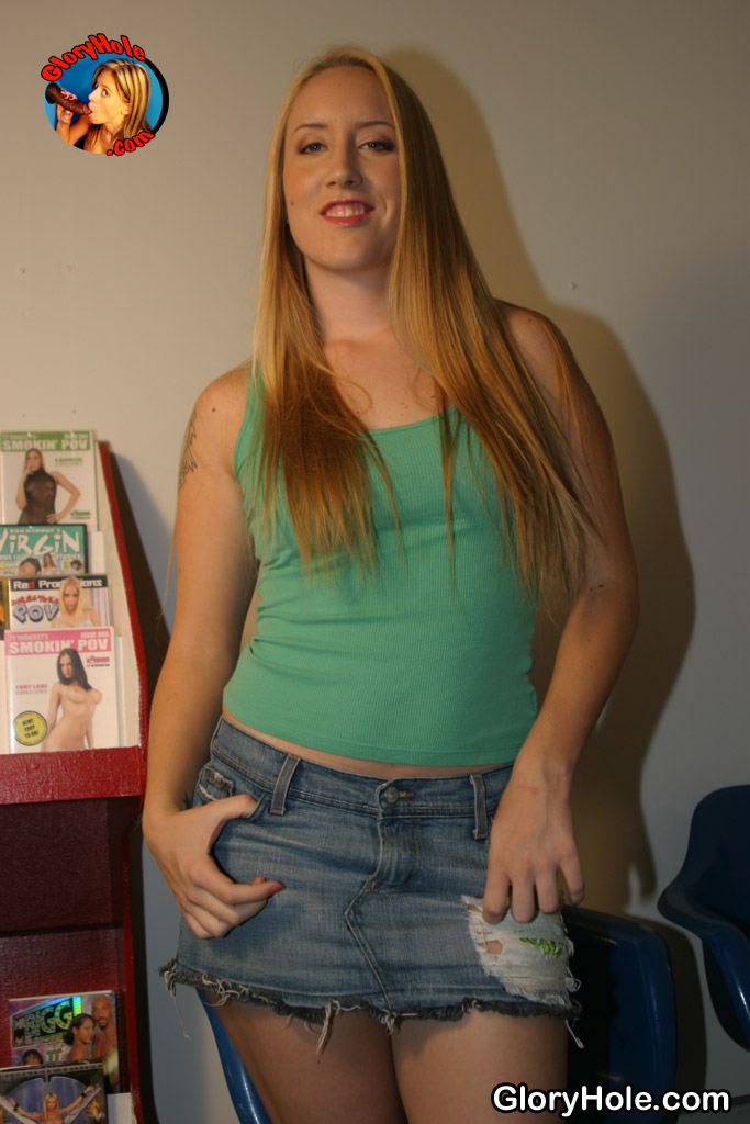 Jamie Rae ブロンド美女がグローリーホールで大きな黒いチンポをフェラ