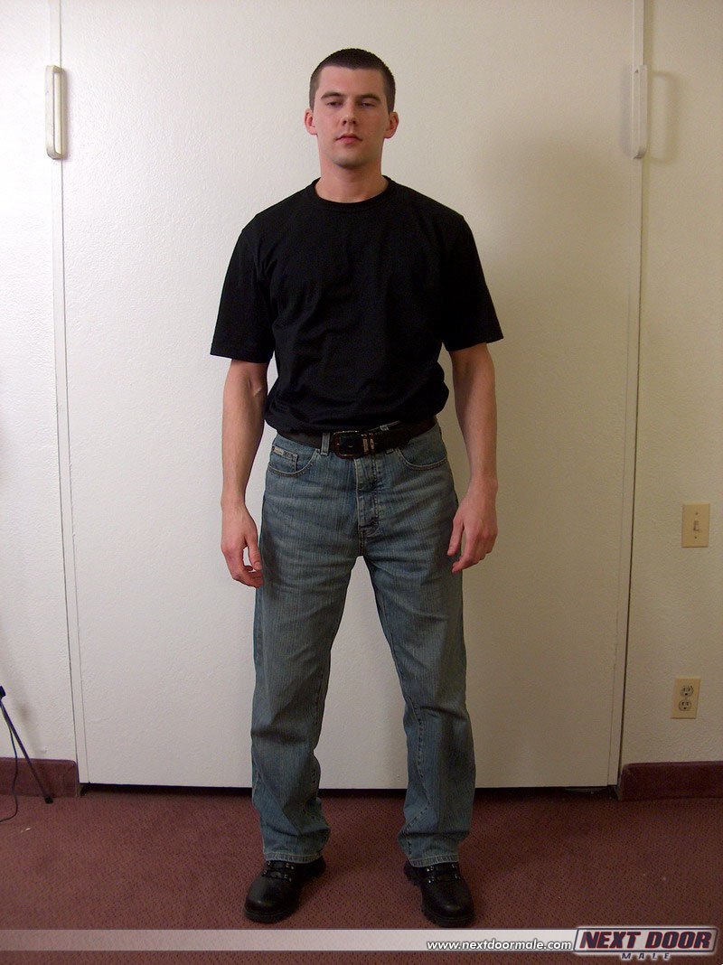 الشاب المثلي توم يُصوّر عاريًا في المنزل يُظهر مؤخرته وقضيبه الكبير