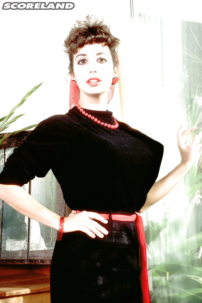 बड़े स्तनों वाली वृद्ध मॉडल डेवोन डेनियल्स स्टॉकिंग्स में चलती है, बीवर को उजागर करती है