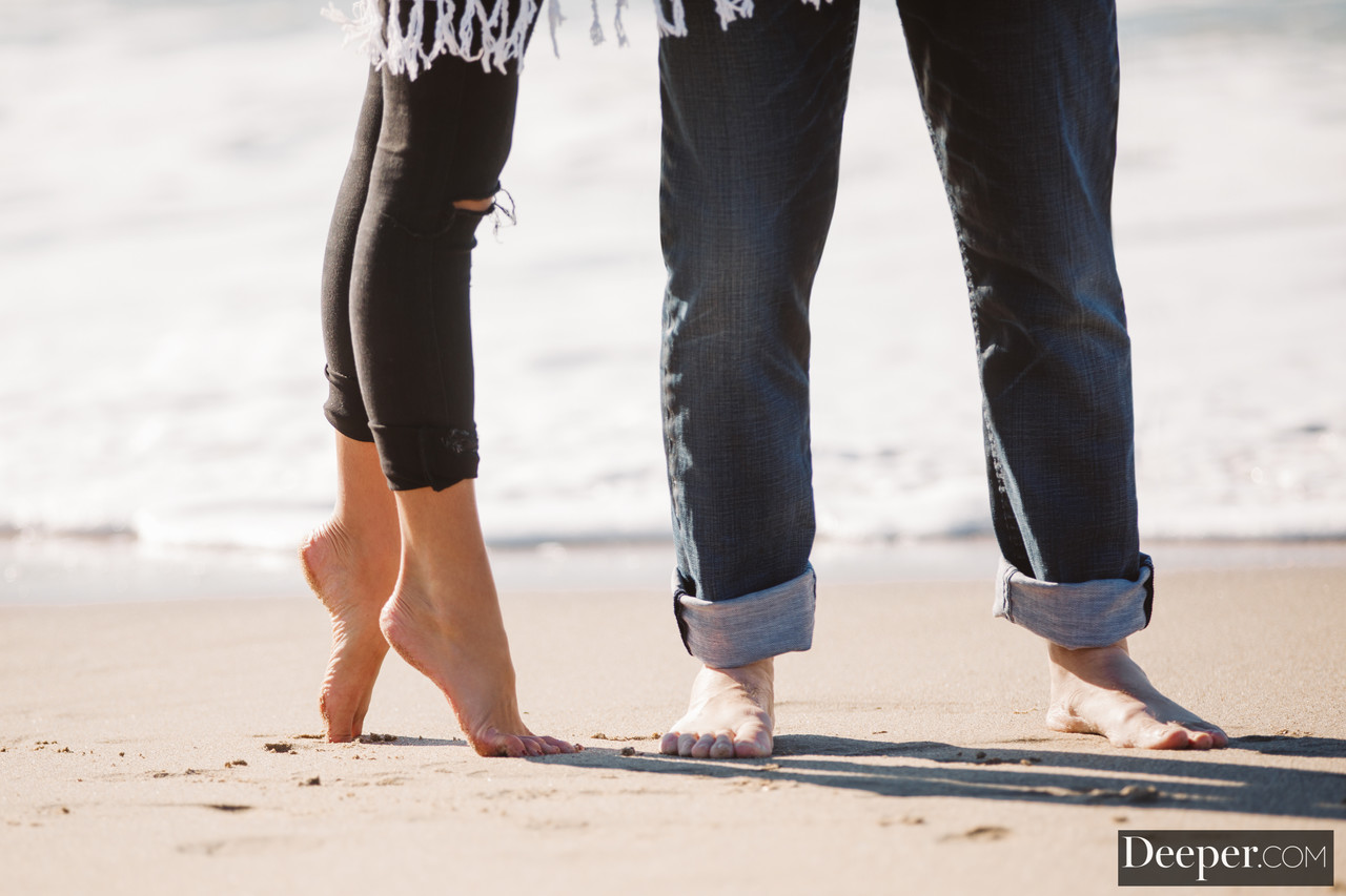 海滩散步以金发少女肯娜·詹姆斯接受巨大阳具进入肛门结束