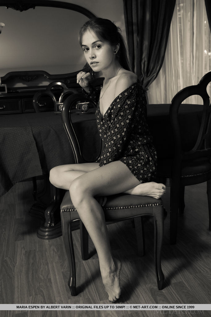 Adolescente Maria Espen Mostra Sua Boceta Apretada