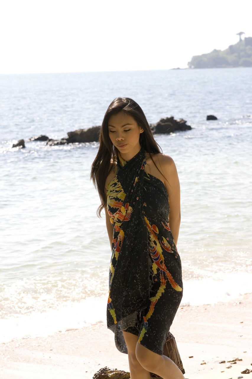 美麗少女在樹蔭下歇息時展露她緊實的雙乳