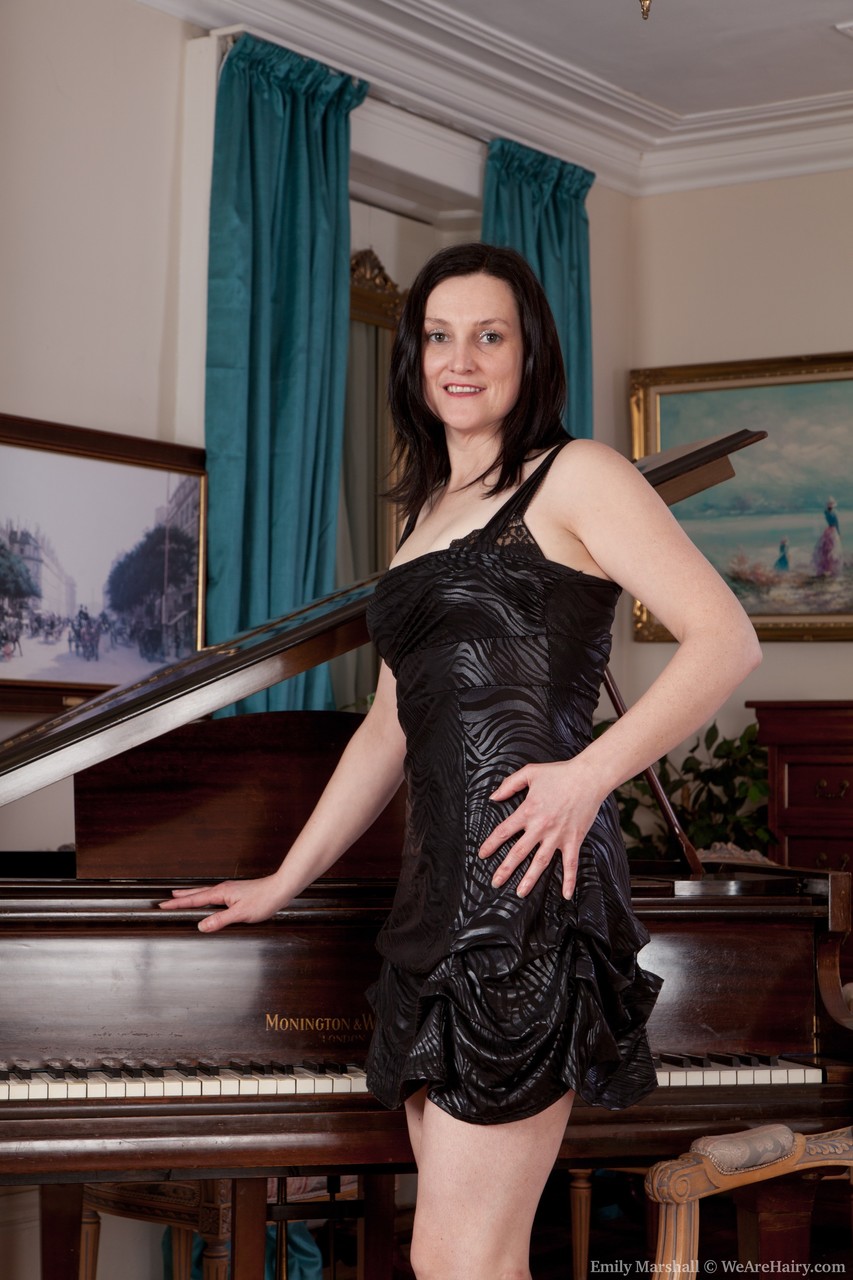 丰满熟女艾米莉·马歇尔脱下黑裙抚摸她的茂密草丛