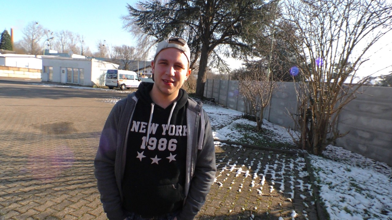 الأرنبة البنية اللطيفة وصديقها يصنعان فيديو جنسياً هوائياً للثنائي أثناء ممارسة الجنس على السرير