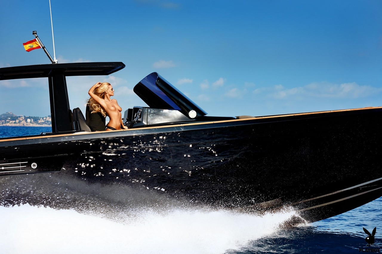 الألمانية الشقراء سينا باخور تتعري على اليخت