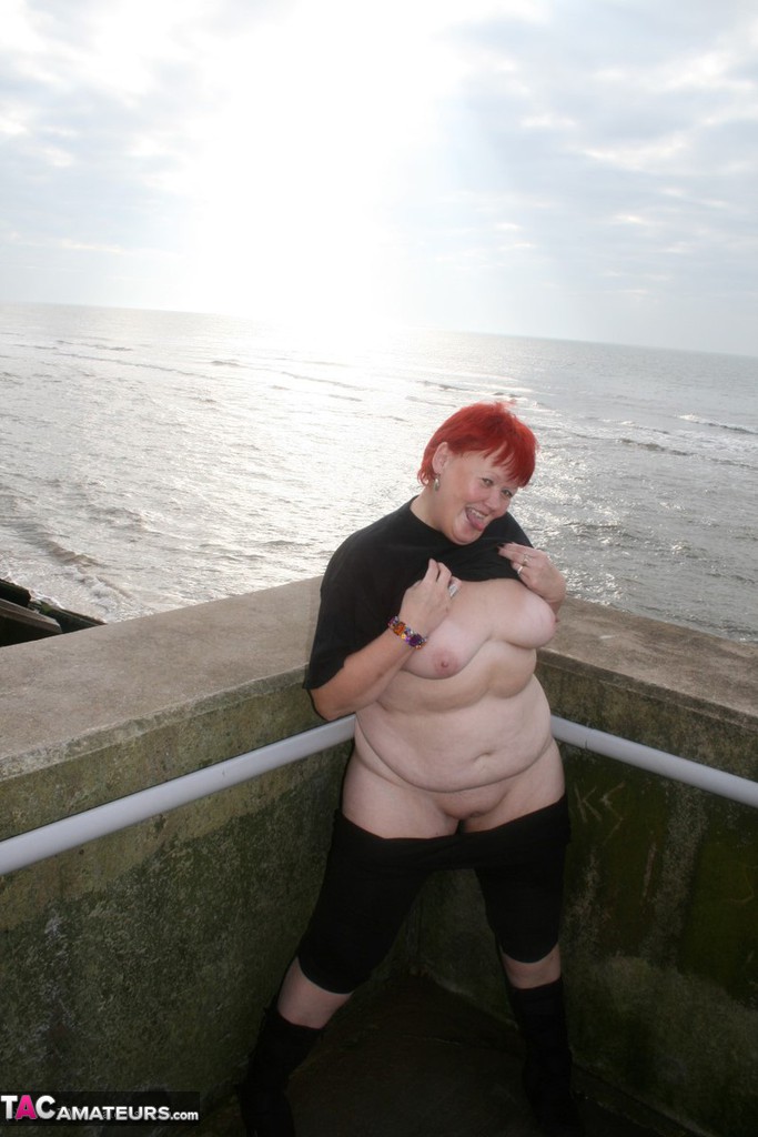 いたずらなぽっちゃり赤毛が野外ヌードで全裸になる