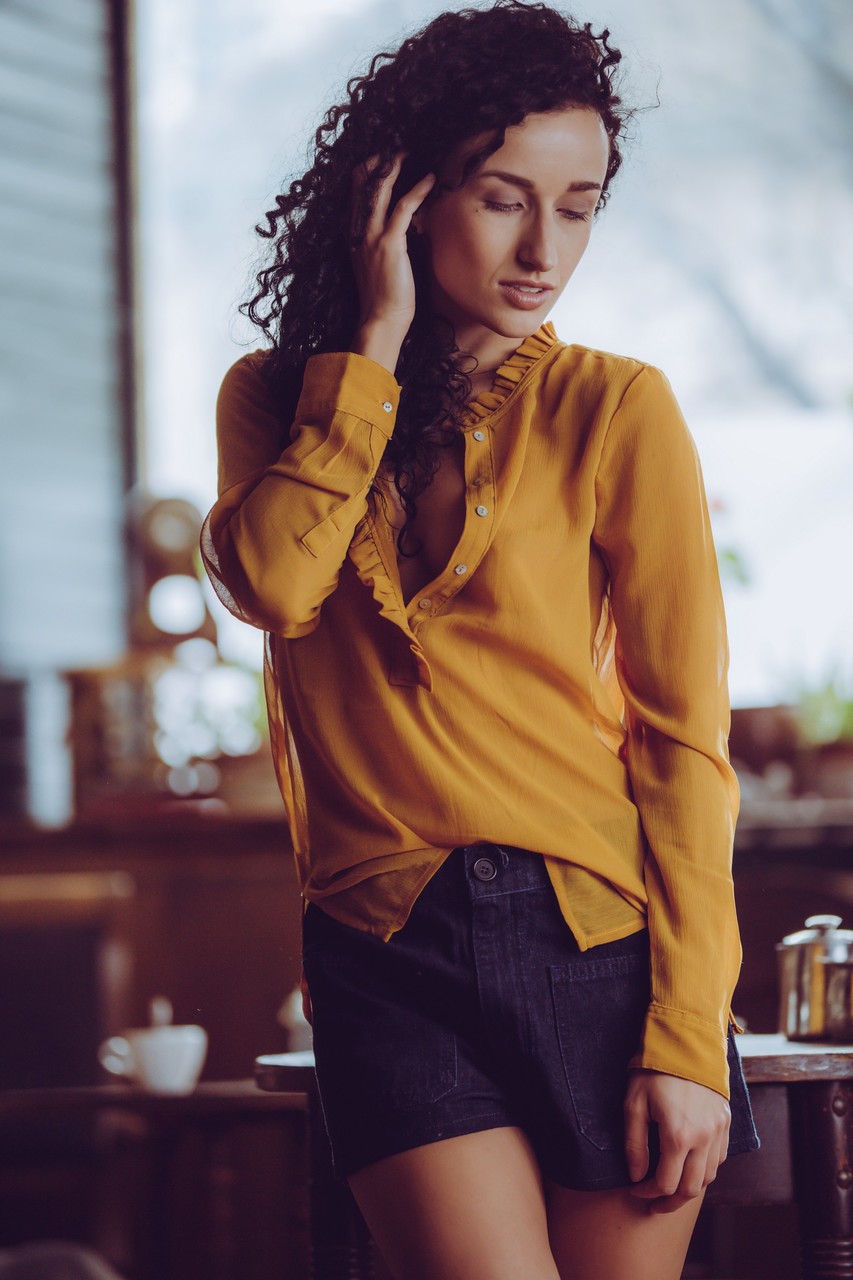 La Chica De Pelo Rizado Luca Miklosi Se Desviste Mientras Toma Un Café De Mañana