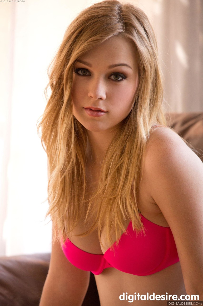 Encantadora Alaina Fox Muestra Su Hermoso Culo Y Su Coño Recortado