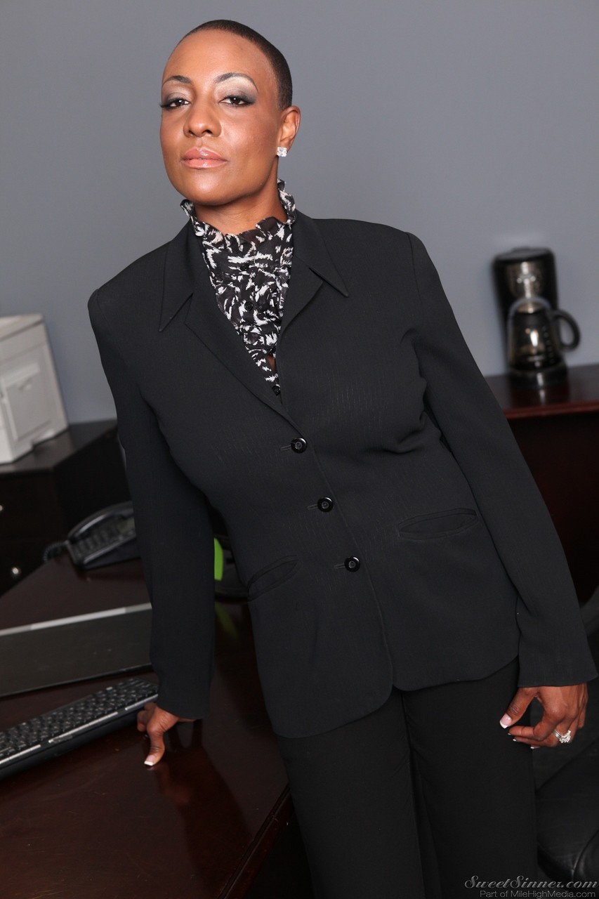 Kahle Amerikanische Lehrerin Sincerre Lemmore Zeigt Riesige Titten Im Büro