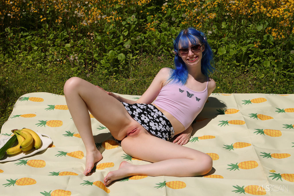 Adolescente Mince Aubrey Ansel Se Masturbe Avec Des Bananes Et Des Concombres Dans Le Jardin