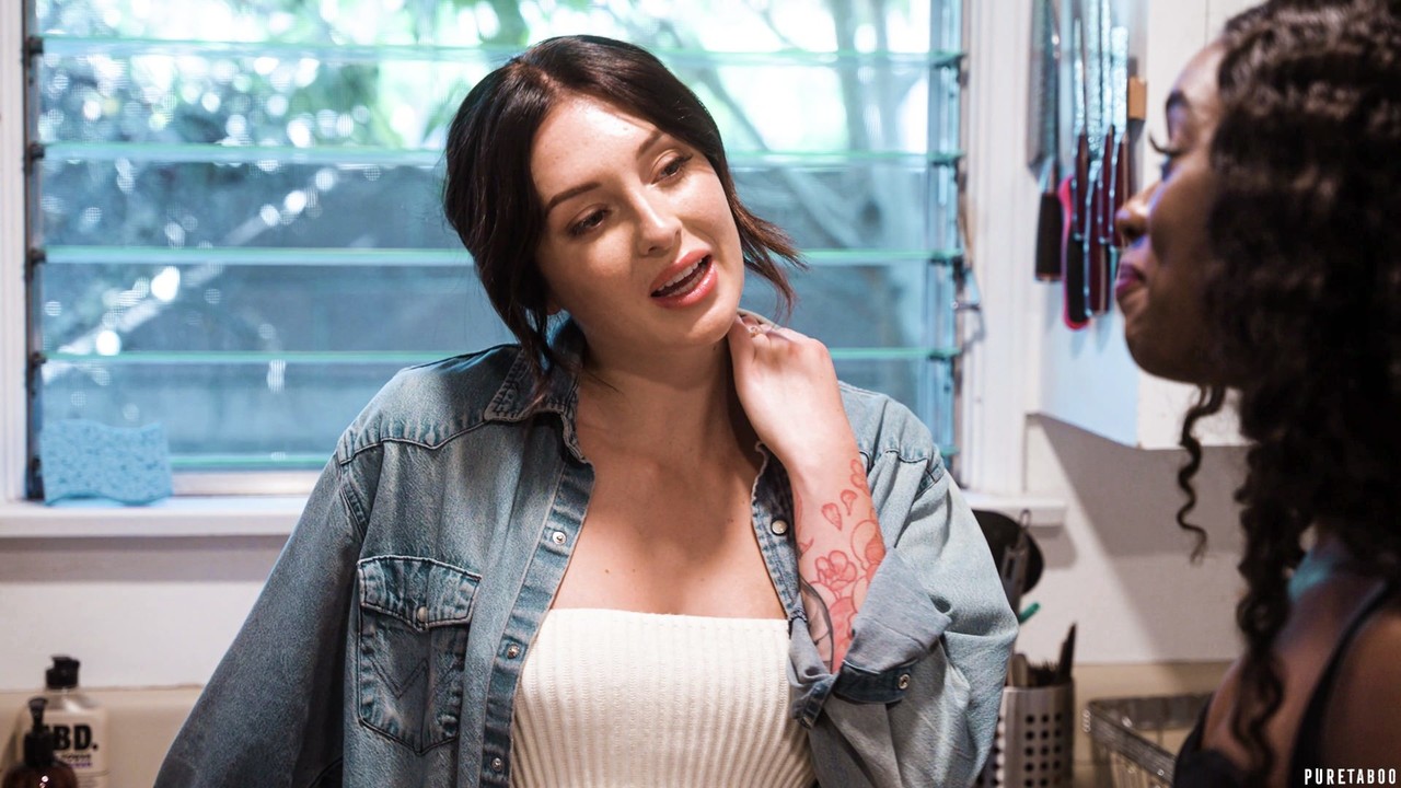 Charlotte Sins Beidseitig Gefickt In Harter Brünett-Dreier