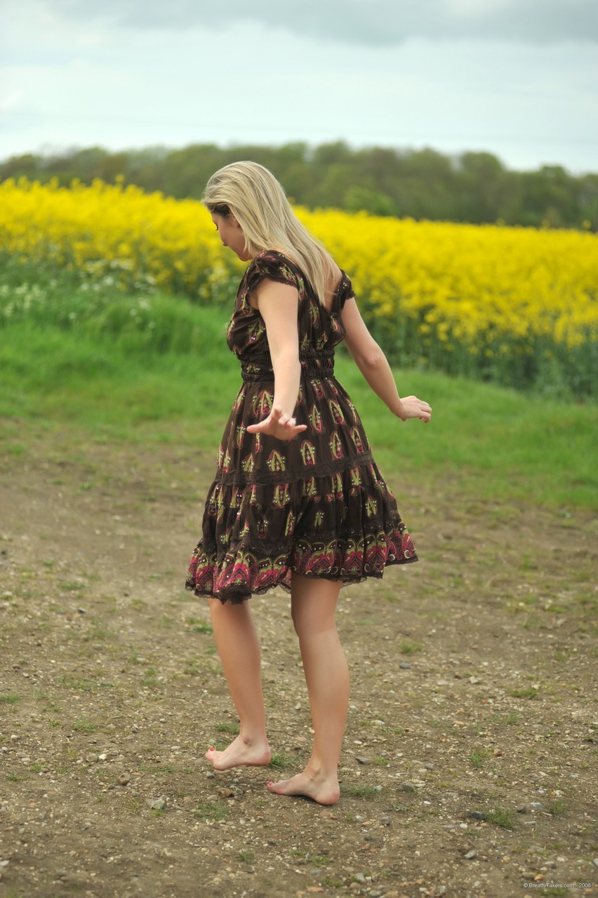 金髪のニッキーが農家の畑で裸になる