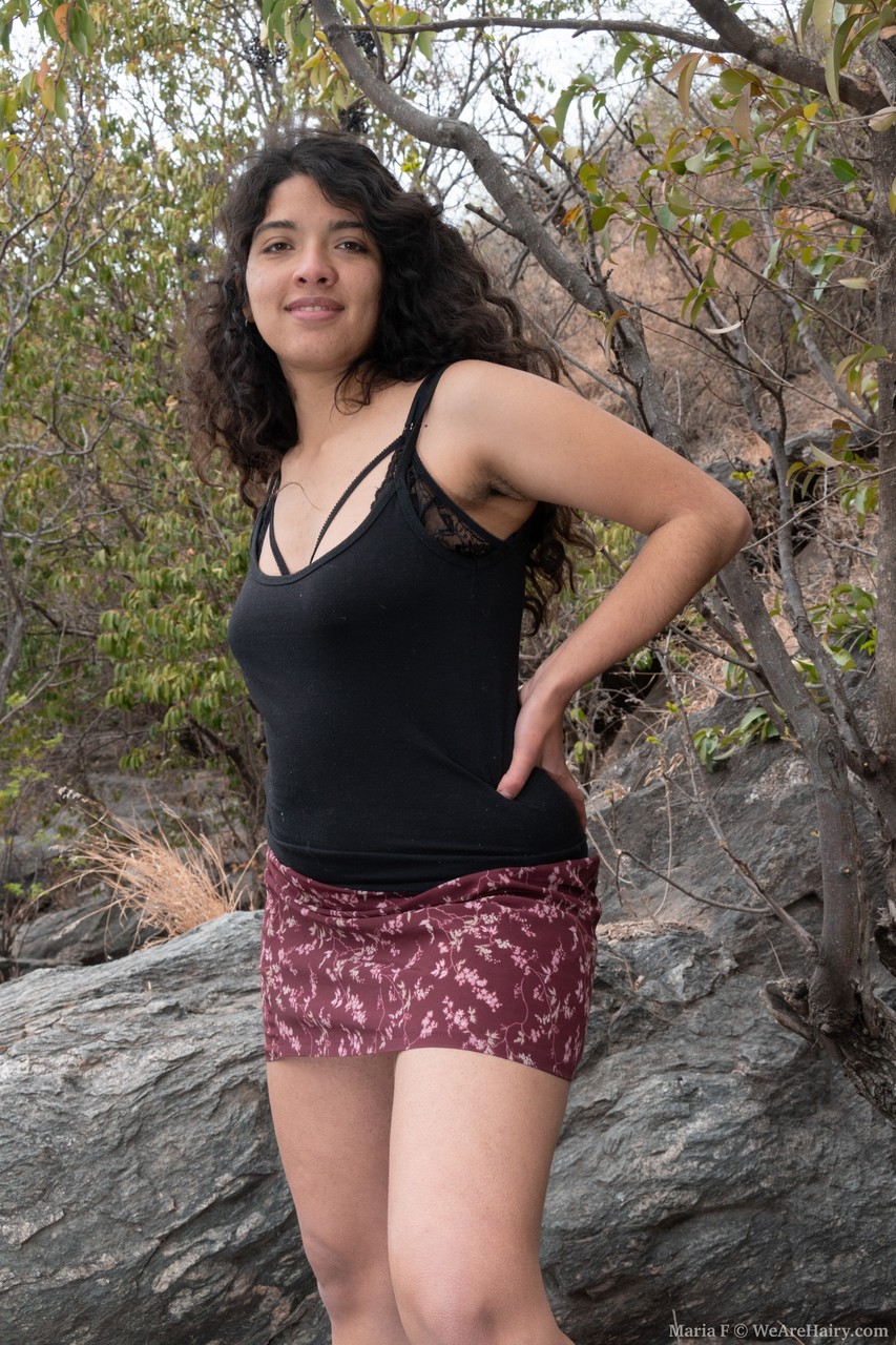 业余爱好者深色头发玛丽亚F在自然中脱衣并玩弄她的茂密阴道
