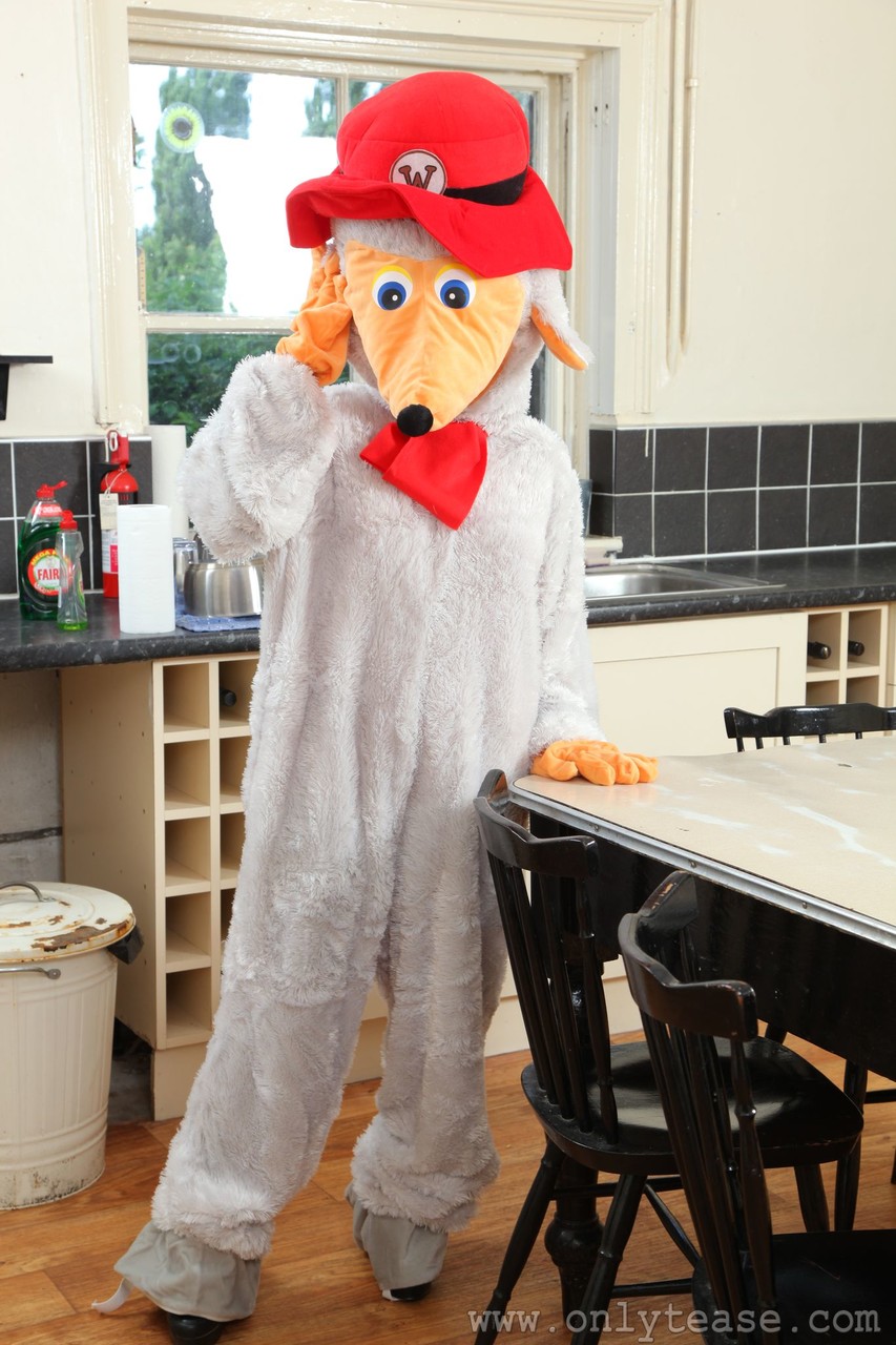 सेक्सी भूरी बालों वाली पत्नी कार्ला कुत्ते की पोशाक उतारती है और बड़े स्तन दिखाती है