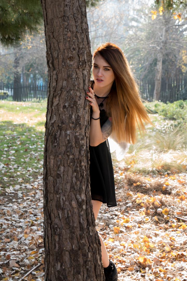 狡猾な黒髪キューピッドが金髪の熱いティーンに愛の矢を撃ち込んでレズの楽しみへ