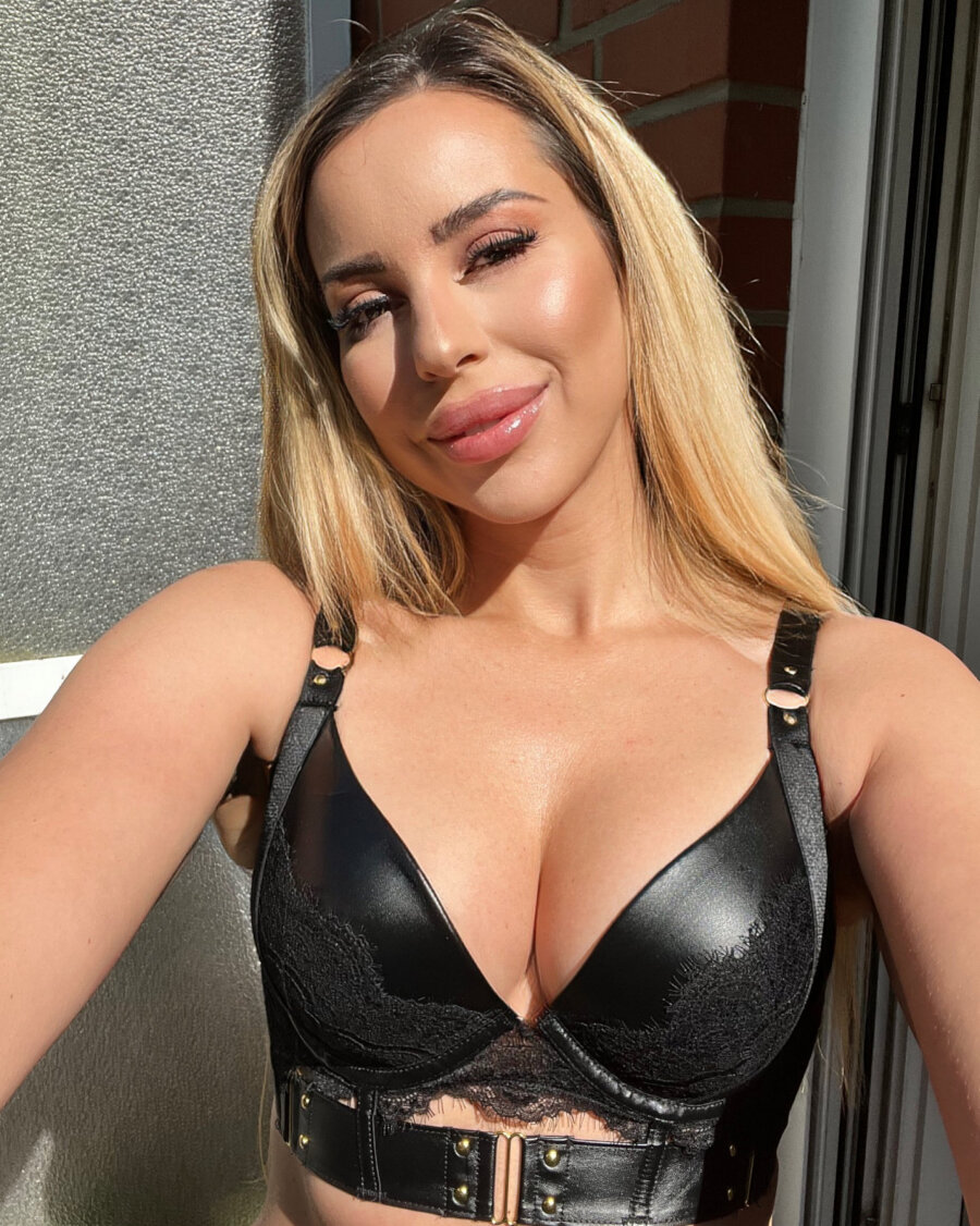 Impresionante Rubia Amateur En Látex Se Exibia Con Sus Curvas