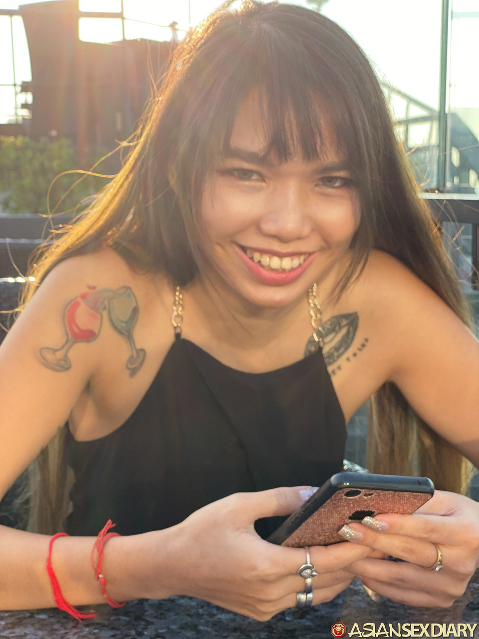 मीठी एशियाई लड़की Nori सेक्सी ड्रेस में अपनी मीठी योनि दिखाती है