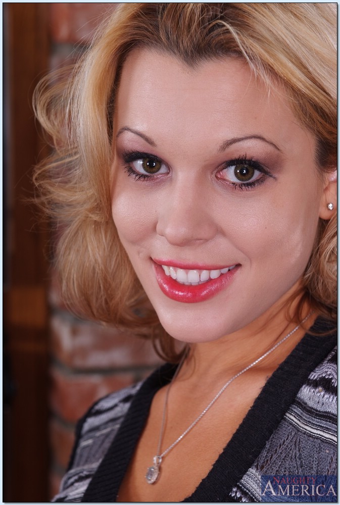 魅力的な妻アシュリー・スウィートは恋人チャールズ・デラの曲がったチンポをフェラしてセックスする