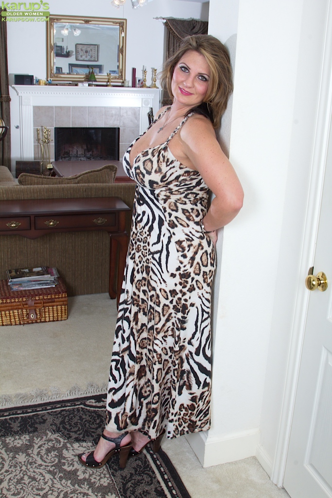 Cherrie Dixon, Milf Pulpeuse, Montre Ses Gros Seins Naturels