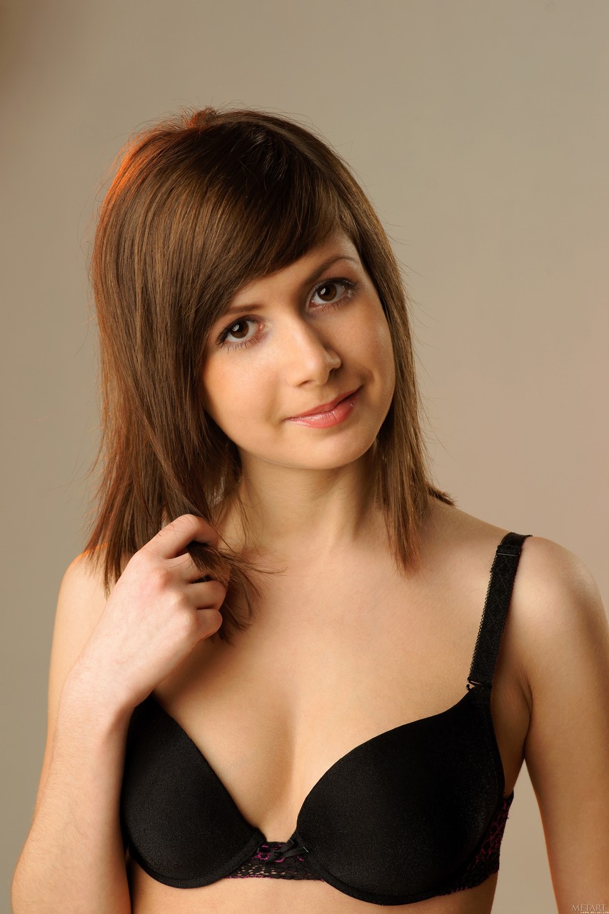 クリスティーナAがMet ArtのためのエロティックXXXギャラリーを披露