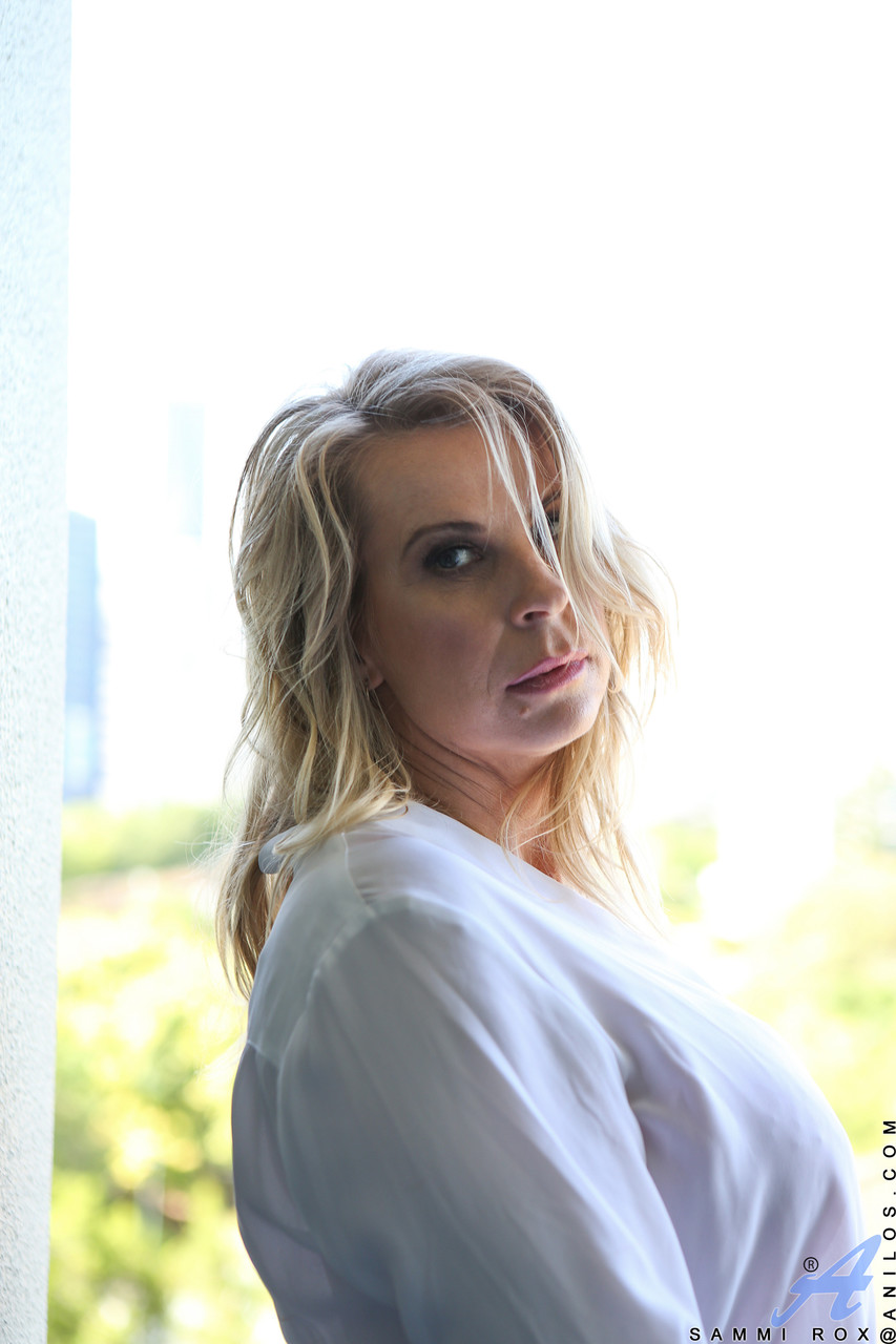 الشقراء الناضجة سامي روكس تكشف عن مؤخرتها وأدواتها اللعبة بمفردها