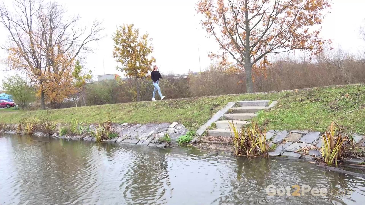 क्लाउडिया मैक कंक्रीट की सीढ़ियों से उतरकर पानी में पेशाब करती है