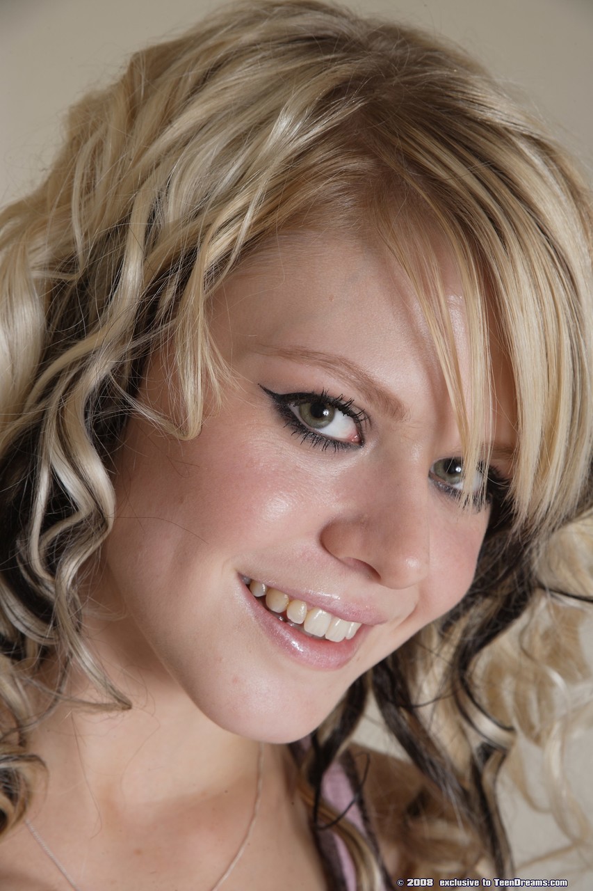 البلوندي ثيو تلعب مع مهبلها المقطوع مع Vibrator على السرير