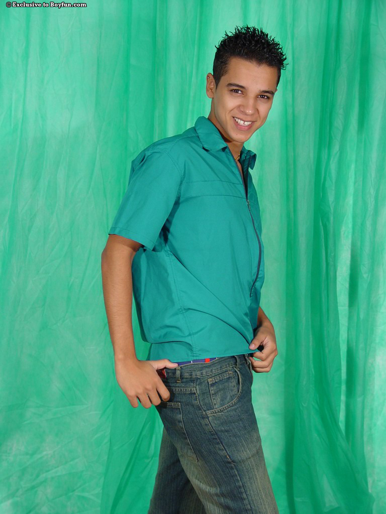 الوسيم الزنجي.twink رافائيل يظهر ذكره القابل للمص و يستمني