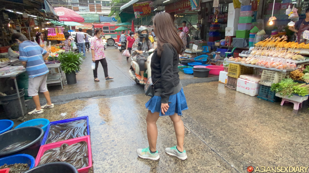 Pov动作与小巧的亚洲宝贝苹果E裸露肥臀并接受阳具