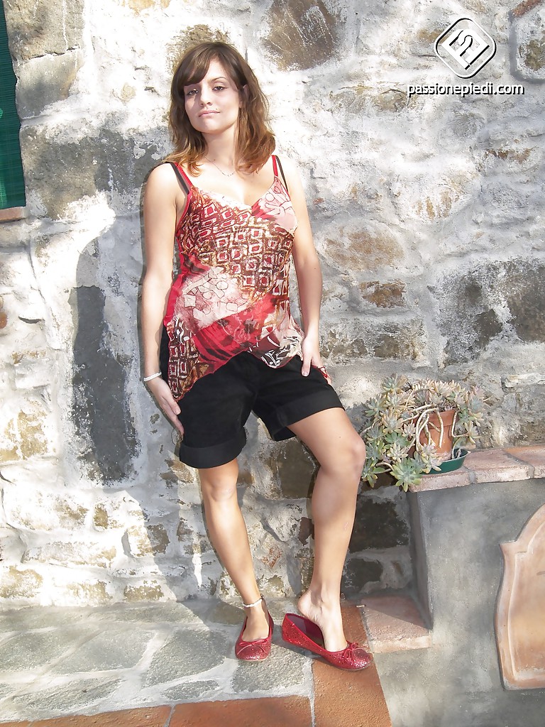 आउटडोर फोटोशूट एन अलूस और उसके सेक्सी पैरों के साथ