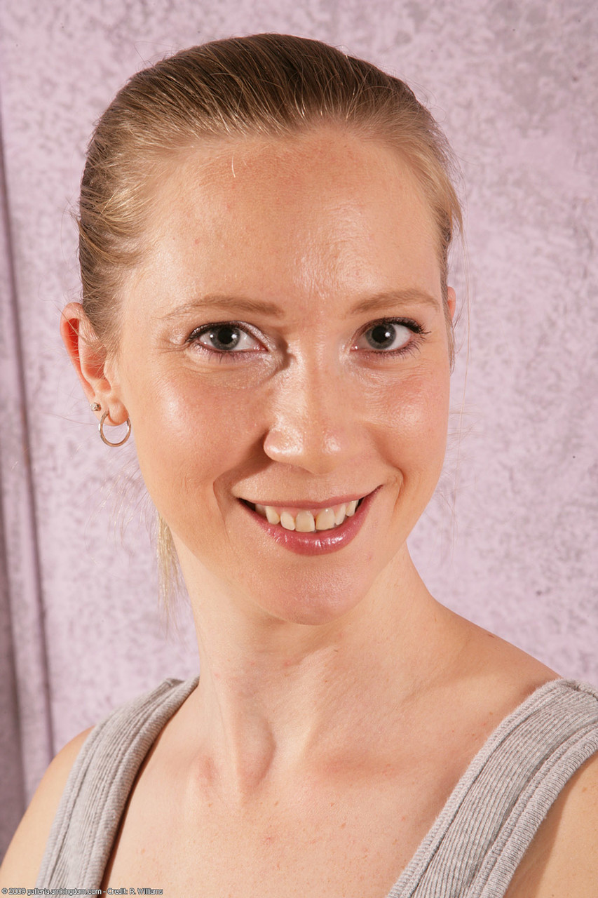 アマチュアティーンのスカーレットが大きな乳房を自慢して、恥毛を広げる