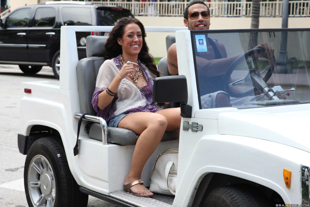 कैप्री कैवन्नी बिकिनी उतारती है हार्डकोर योनि की पाउंडिंग के लिए