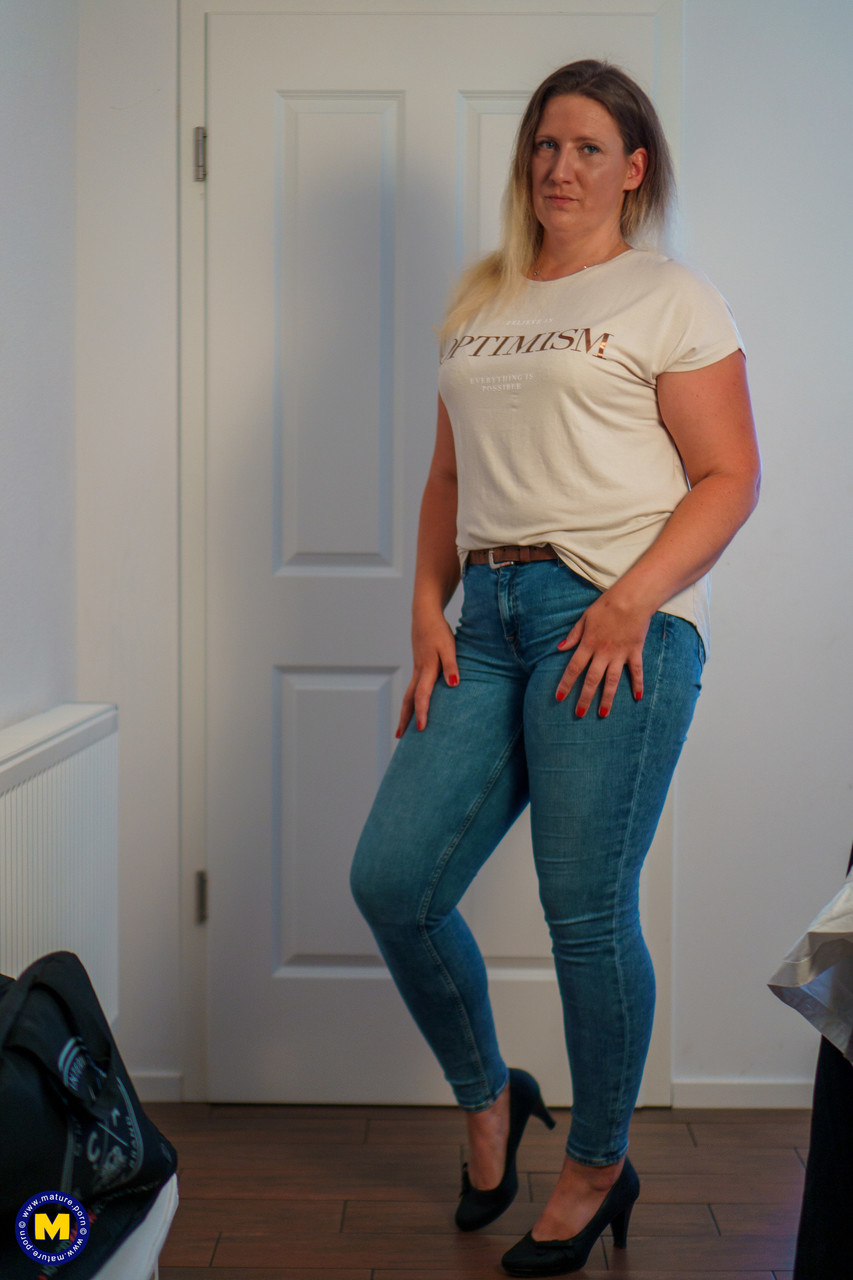 Madura Mamá Julia Winter Se Desviste Para Un Caliente Sexo Pov