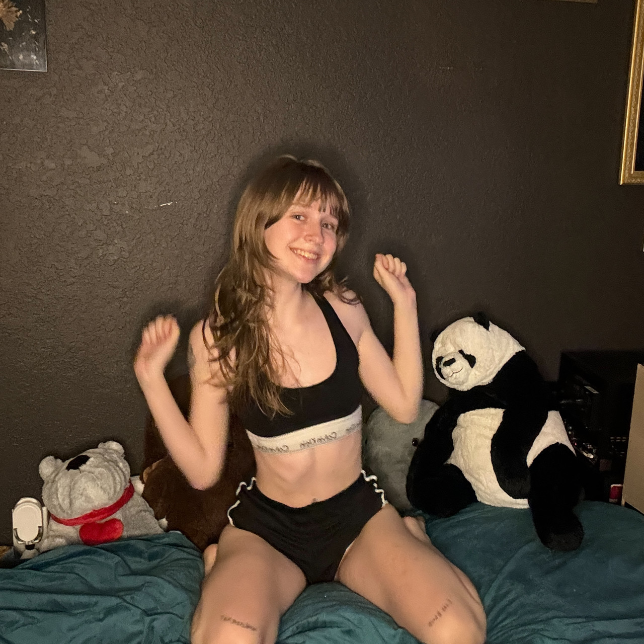 愛らしい素人ベビーティンシーベラが黒い衣装で一人でポーズを取る