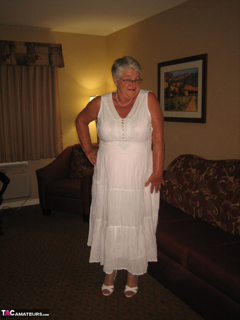 آلهة الحزام الهواة تترك ثدييها حرا في تشيستر فيلد