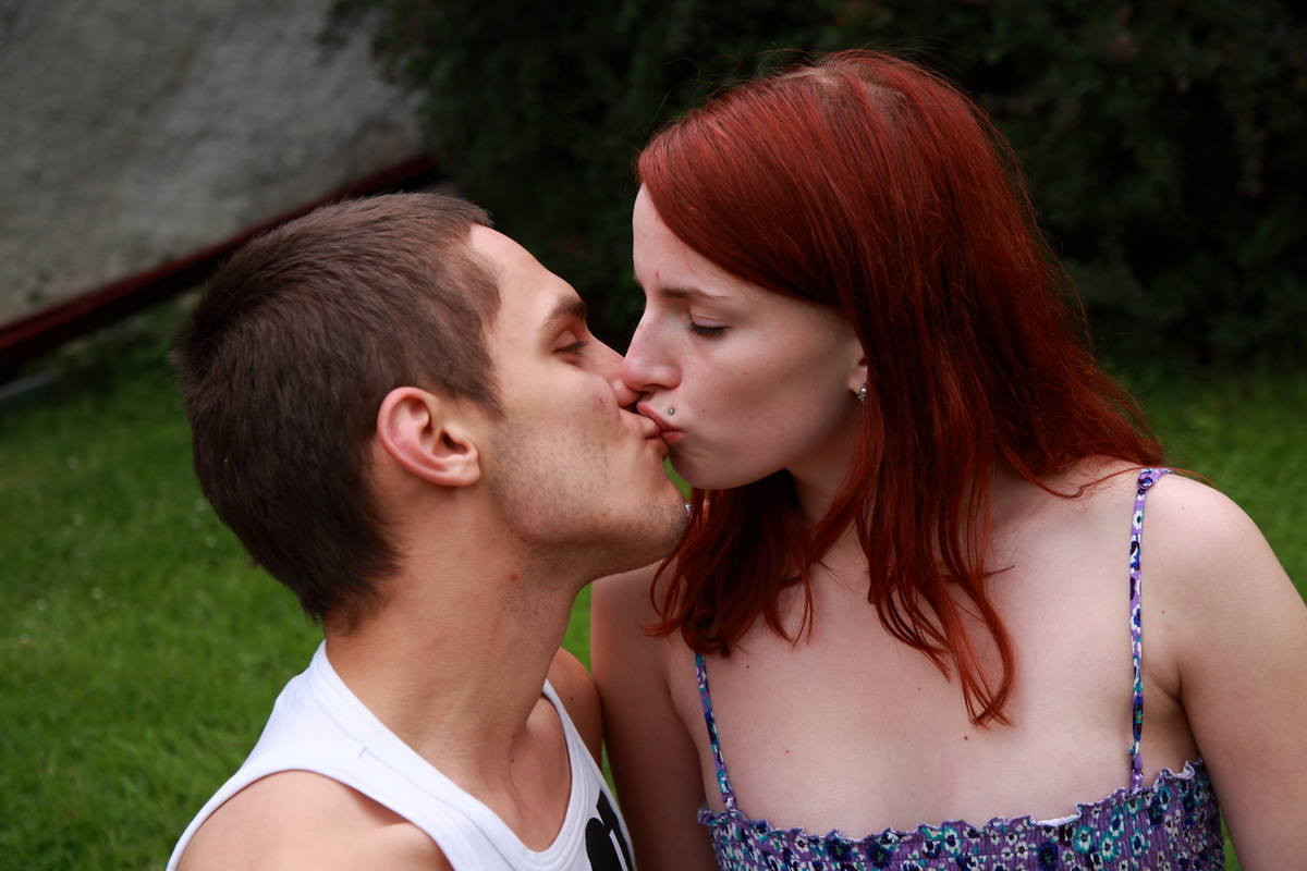 赤毛の十代少女が裏庭で彼氏と性交する