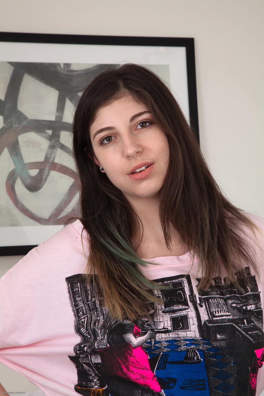 Brunette Elly Tripp Zeigt Ihren Haarenen Schritt Und Grossen Hintern Zu Hause