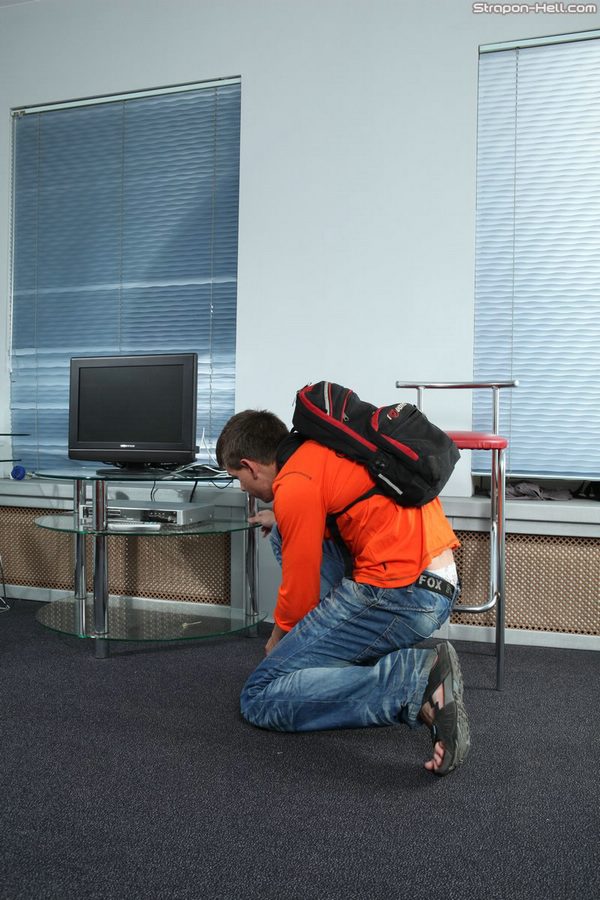 残酷な学生たちがストラポンでクラスメートをペギング狂乱の乱交で