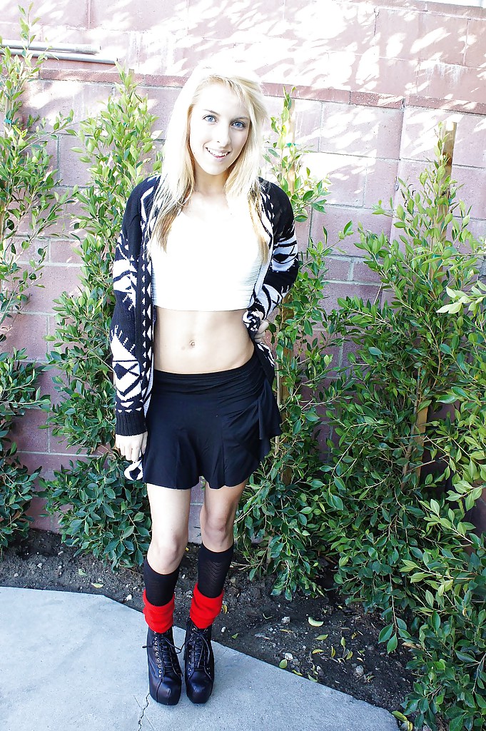 الشقراء ليكسي ديفيز تتعري وتعرض صدرها الكبير