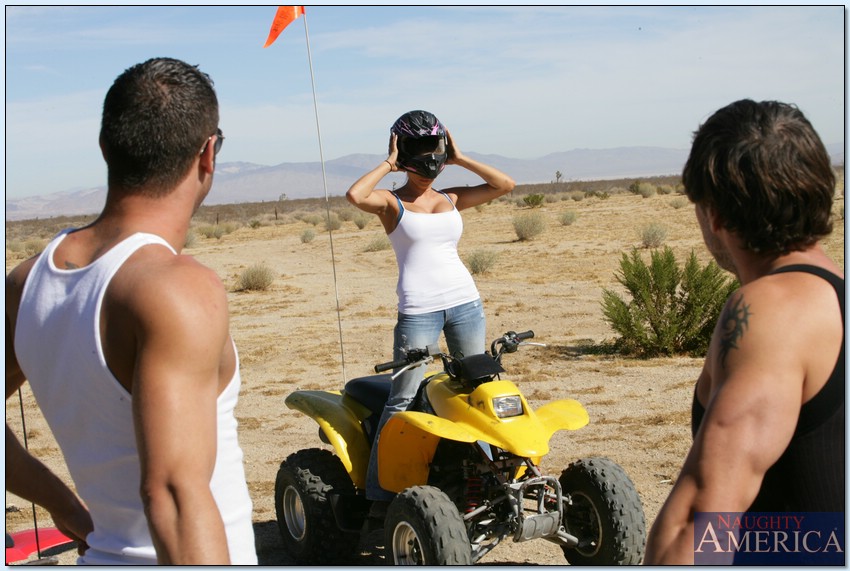 漂亮宝贝Madelyn Marie在小屋里得到两根鸡巴口交和性交