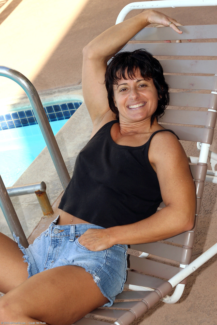 熟女ボディービルダーCoriが脱いで、彼女の締まった剃毛マンコを開く