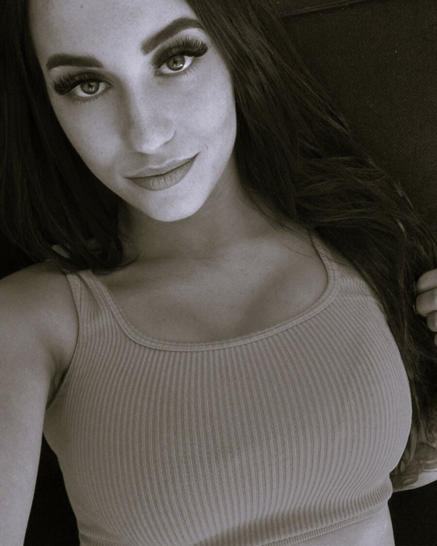 洛拉·坎迪 穿着性感内衣