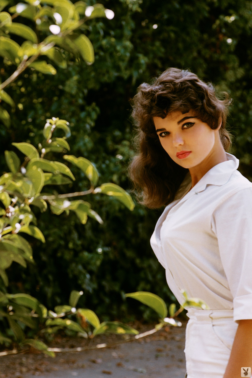 复古《花花公子》苏西·斯科特在单人场景中展示天然乳房和身体