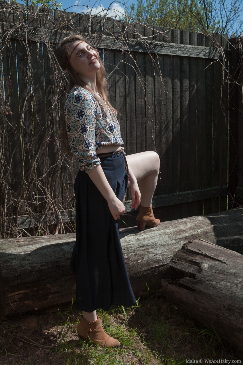 アマチュアマルタの美女が小さな胸をフラッシュし、大きな尻と毛深い陰部を屋外で露出